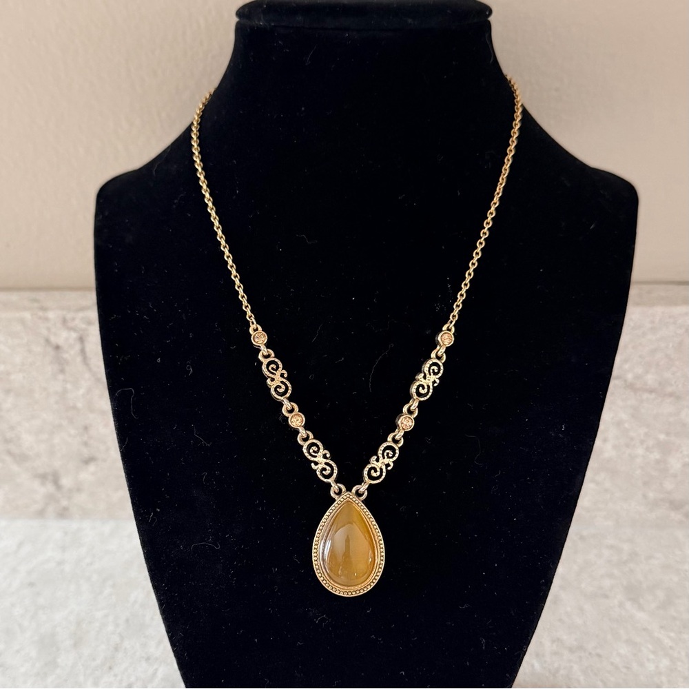 Vintage Gold-Tone Teardrop Pendant Necklace - Picture 2 of 11